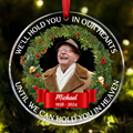 Ornement personnalisé en acrylique rond - Photo de Noël personnalisée « Nous vous garderons dans nos cœurs »