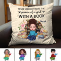 Amoureux des livres - Ne sous-estimez jamais le pouvoir d'une fille avec un livre - Coussin personnalisé (II)