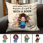 Amoureux des livres - Ne sous-estimez jamais le pouvoir d'une fille avec un livre - Coussin personnalisé (II)