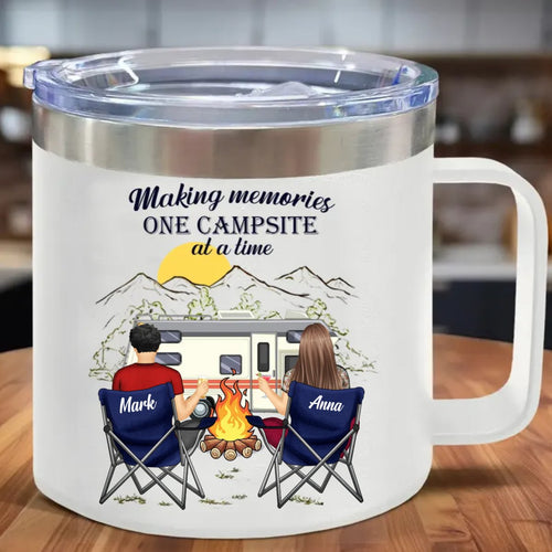 Camping-Liebhaber – Wir schaffen Erinnerungen, ein Campingplatz nach dem anderen – Personalisierter Edelstahl-Becher mit Henkel (TB)