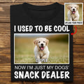 Hundefreunde – Individuelles Foto: Jetzt bin ich nur noch der Snack-Dealer meiner Hunde – Personalisierbares Unisex-T-Shirt