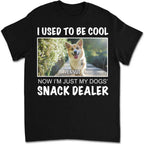 Hundefreunde – Individuelles Foto: Jetzt bin ich nur noch der Snack-Dealer meiner Hunde – Personalisierbares Unisex-T-Shirt
