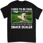 Hundefreunde – Individuelles Foto: Jetzt bin ich nur noch der Snack-Dealer meiner Hunde – Personalisierbares Unisex-T-Shirt