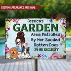 Gartenliebhaber - Gartenbereich wird von ihren verwöhnten Hunden patrouilliert - Personalisierte Metallschilder