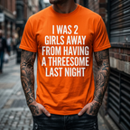 T-shirt amusant sur le plan à trois