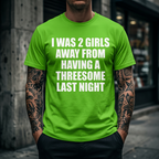 T-shirt amusant sur le plan à trois