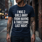 T-shirt amusant sur le plan à trois