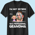T-shirt personnalisé de couleur foncée « Je ne suis pas à la retraite, je suis grand-mère professionnelle », cadeau de retraite pour grand-mère