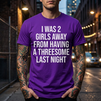 T-shirt amusant sur le plan à trois