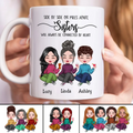 Ob Seite an Seite oder meilenweit entfernt, Schwestern sind für immer im Herzen verbunden - Personalisierte Tasse