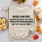 Sweatshirt beige in phía sau, trải trên nền gỗ