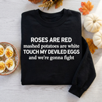 Sweatshirt Black trên nền gỗ