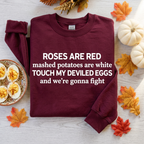 Sweatshirt Burgundy trên nền gỗ