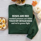 Sweatshirt Forest Green trên nền gỗ