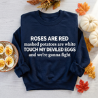 Sweatshirt Navy trên nền gỗ