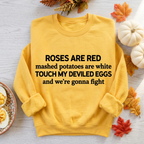 Sweatshirt Yellow trên nền gỗ