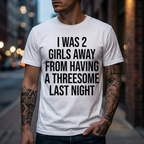 T-shirt amusant sur le plan à trois